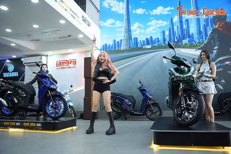 Honda SH150i Italy phiên bản đặc biệt "Super Vetro 2 in 1" mới được trình làng tại sự kiện khai trương một showroom xe ở Đồng Tháp. Được phát triển bởi Cub House Sài Gòn, mẫu xe gây chú ý khi kết hợp hai màu sắc biểu tượng của thế hệ 2025 và 2026 trên cùng một thân xe, đi kèm số lượng sản xuất giới hạn nhằm hướng tới nhóm khách hàng đam mê sưu tầm.