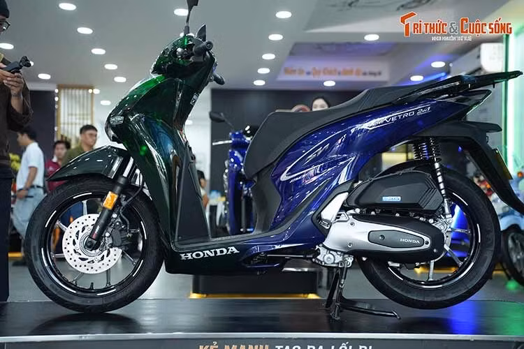 Mức giá chiếc xe ga cao cấp phiên bản giới hạn này khởi điểm từ 235 triệu đồng, giá có thể tăng lên tùy vào số thứ tự từng xe, Honda SH150i Super Vetro 2-in-1 nghiêng về mục đích sưu tầm hơn, thay vì là lựa chọn xe tay ga dành cho số đông.
