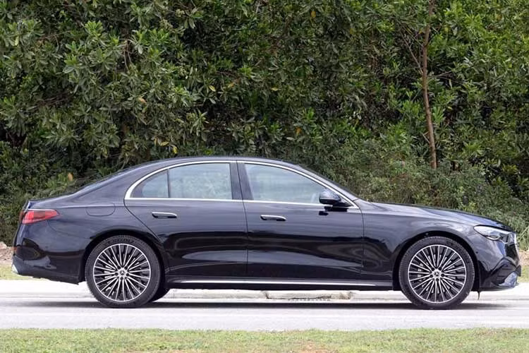 Tuy nhiên, một số tư vấn bán hàng đại lý Mercedes-Benz Việt Nam cho biết đã bắt đầu nhận đặt cọc và đưa ra mức giá dự kiến 3,399 tỷ đồng cho phiên bản E 350e. Nếu được phân phối với cấu hình tương tự Malaysia, Mercedes-Benz E 350e 2026 mới sẽ được trang bị gói ngoại thất AMG Line, bộ mâm 20 inch, hệ thống đèn Digital Light, cửa sổ trời toàn cảnh và hệ thống treo Agility Control.