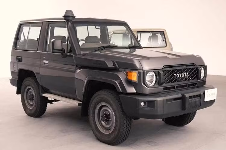 Các phiên bản Land "cộc" này mới đây đã được tay đua Takamoto Miura của đội Toyota Racing W2RC/Dakar Rally và kỹ sư trưởng Masaya Uchiyama của Land Cruiser giới thiệu chi tiết qua một video chi tiết. Mẫu đầu tiên là xe mui cứng thân hẹp màu đen, chủ yếu dùng cho mục đích thương mại.