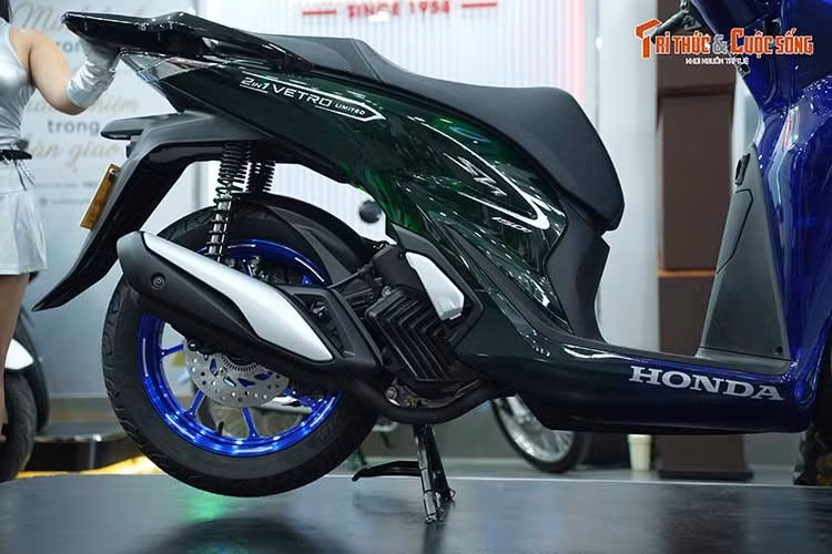 Đại diện đơn vị phát triển chia sẻ, mẫu xe này được thiết kế dành riêng cho thị trường Việt Nam, nơi cộng đồng người chơi xe tay ga Honda SH Italy luôn có những đòi hỏi khắt khe về tính độc bản và cá nhân hóa.