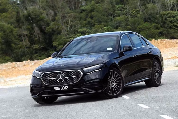 Mercedes-Benz E350e 2026 mới là phiên bản sử dụng hệ truyền động plug-in hybrid (PHEV) và được kỳ vọng sẽ gia nhập danh mục E-Class tại Việt Nam bên cạnh các biến thể E 200 Avantgarde, E 200 Exclusive và E 300 AMG. Hiện phía Mercedes-Benz Việt Nam vẫn chưa xác nhận thông tin về thời điểm mở bán cũng như giá bán chính thức của mẫu xe này.