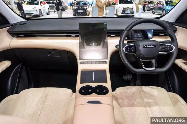 Danh sách trang bị của mẫu xe SUV điện Lepas L6 EV tại thị trường Thái Lan bao gồm đèn pha LED tự động, cảm biến đỗ xe trước/sau, gạt mưa tự động, mâm 19 inch, ghế bọc da nhân tạo, ghế lái chỉnh điện,...