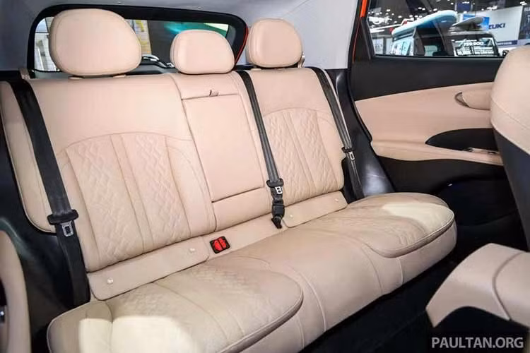 Các trang bị an toàn khác bao gồm hỗ trợ giữ làn, kiểm soát hành trình thích ứng toàn dải tốc độ, hỗ trợ lái khi ùn tắc, cảnh báo điểm mù, cảnh báo phương tiện cắt ngang phía sau, hỗ trợ giữ xe ở giữa làn và hỗ trợ giới hạn tốc độ chủ động.