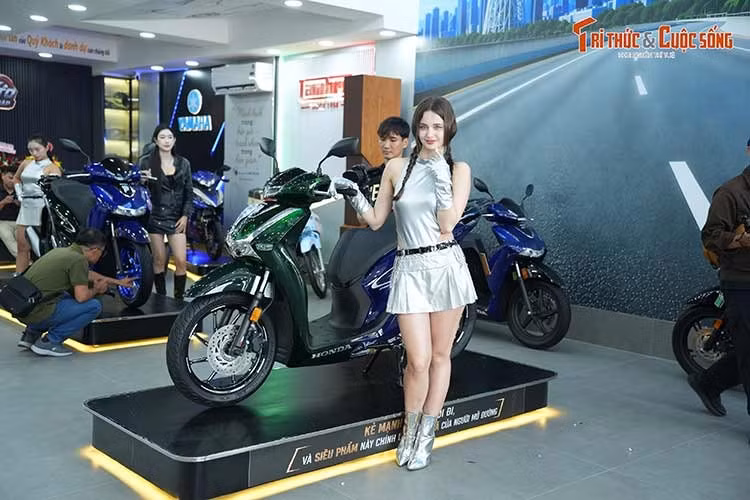 Về mẫu xe tay ga Honda SH150i nhập Ý, chiếc xe này từng ghi dấu ấn mạnh mẽ với màu Vetro Green đặc biệt - xanh ngọc lục bảo đặc trưng cùng thiết kế phần đầu xe mang đậm phong cách SH Italy cổ điển vào năm 2025.