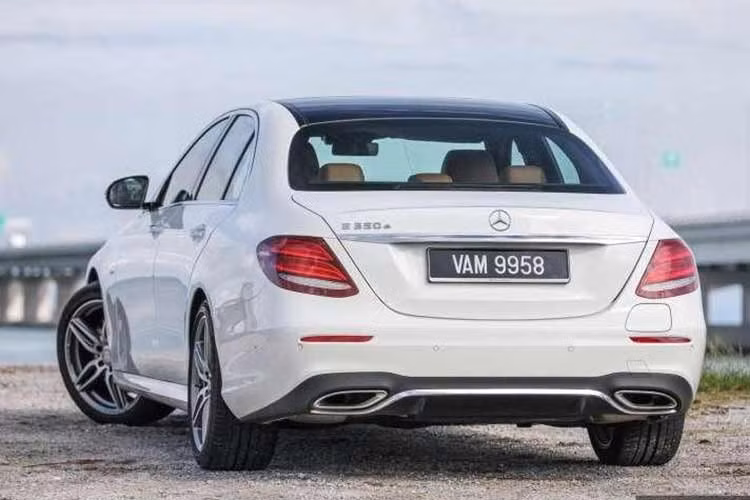 Mercedes-Benz E 350e có ba chế độ vận hành gồm Hybrid, Electric và Battery Hold. Ở chế độ Electric, xe có thể chạy hoàn toàn bằng điện với tốc độ tối đa 140 km/h. Ngoài ra, mẫu sedan này còn được trang bị hệ thống phanh tái tạo năng lượng nhằm nâng cao hiệu quả sử dụng pin.