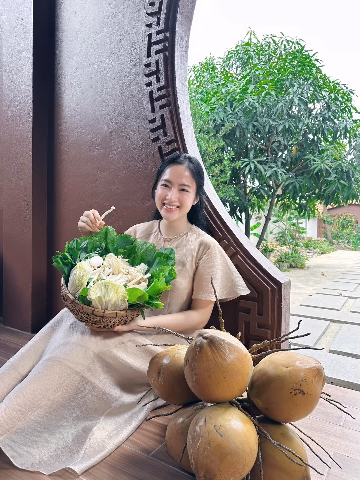 Mỗi lần xuất hiện, Angela Phương Trinh lại mang đến một màu sắc khác biệt, đầy chủ đích và cá tính. Lúc là cô nàng quyến rũ, đủ chiêu trò trên thảm đỏ, đến người đẹp thuần khiết trong các bộ ảnh nghệ thuật, và giờ đây là hình tượng mạnh mẽ, có phần "khó nhận ra" với thân hình như vận động viên thể hình.