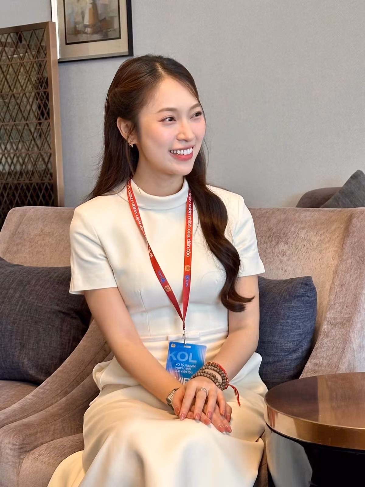 Khánh Vy sinh năm 1999, từng là “hiện tượng mạng” khi nói được 7 thứ tiếng. Tốt nghiệp loại Giỏi Học viện Ngoại giao, cô nhanh chóng bước vào lĩnh vực truyền hình với vai trò MC của “Đường Lên Đỉnh Olympia”, đồng thời dẫn dắt nhiều chương trình lớn, sự kiện song ngữ và các cuộc thi sắc đẹp.
