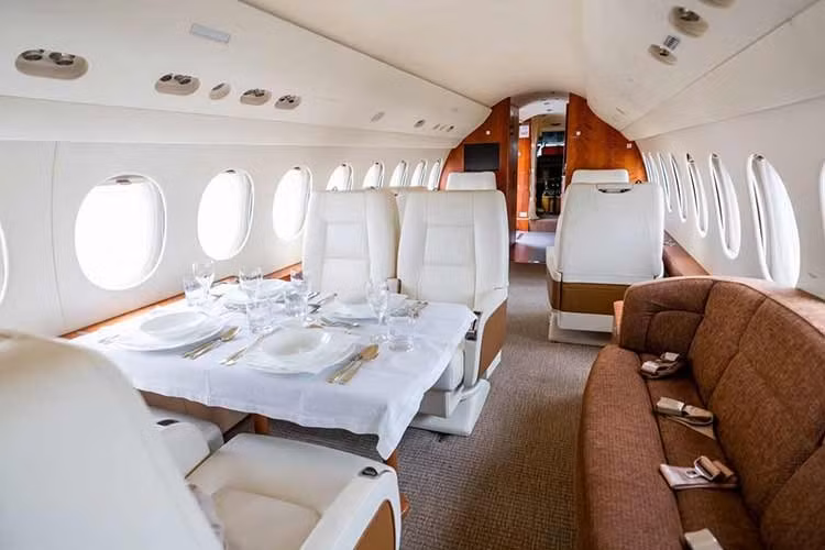 Máy bay Falcon 900 được trang bị ba động cơ Honeywell TFE731-60, cho phép tầm bay lên tới 8.797 km, trần bay tối đa 15.544 m và tốc độ tối đa đạt 87% tốc độ âm thanh, tương đương khoảng 667,5 dặm/giờ (khoảng 1.074 km/h). Falcon 900 cũng được trang bị hệ thống hỗ trợ tầm nhìn FalconEye tiên tiến của Dassault, giúp phi công có thể quan sát rõ hơn vào ban đêm và trong điều kiện thời tiết xấu.