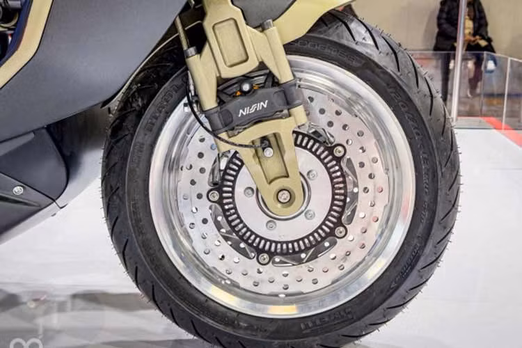 Theo thông số từ nhà sản xuất, xe có trọng lượng thô ở mức 151 kg, chiều cao yên 790 mm và mức tiêu thụ nhiên liệu trung bình khoảng 5,1 lít cho 100 km di chuyển. Chiều dài cơ sở 1.540 mm cùng bình xăng 12 lít đảm bảo khả năng vận hành linh hoạt trong đô thị lẫn những chuyến đi ngắn.
