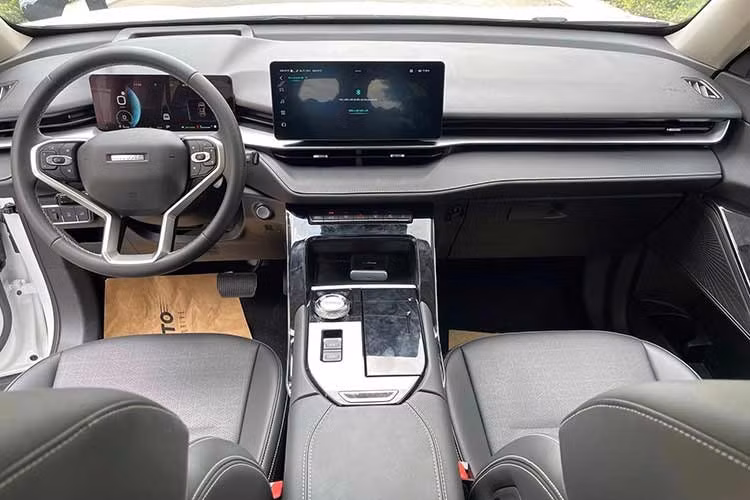 Kể từ khi ra mắt Việt Nam, Haval H6 đã liên tục được điều chỉnh giá niêm yết. Theo đó, vào tháng 1/2024, xe được giảm giá niêm yết xuống còn 986 triệu đồng để cải thiện sức bán. Tuy nhiên, đến giữa năm 2025, giá niêm yết của mẫu xe Trung Quốc này chỉ còn 840 triệu đồng.