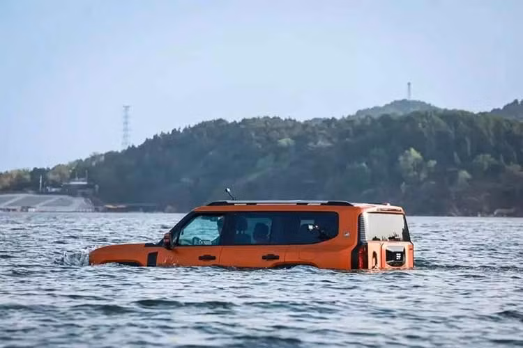Ngoài ra, mẫu SUV mới của Trung Quốc còn được trang bị hệ thống ổn định con quay hồi chuyển 6 trục tiên tiến nhằm giữ thân xe cân bằng khi di chuyển trên mặt nước. Bên cạnh đó là thân xe sơn liền khối không khe hở và hệ thống tuần hoàn không khí chủ động. Jetour G700 đã hoàn thành màn trình diễn vượt qua hồ Yanqi ở phía Bắc thủ đô Bắc Kinh vào tuần trước.