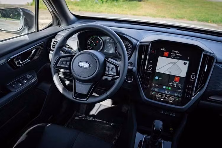 Tuy nhiên, sẽ không ngạc nhiên nếu xe Subaru Forester hybrid về Việt Nam sẽ sở hữu trang bị đầy đủ nhất như hệ thống đèn LED, mâm 18 inch, bảng đồng hồ kỹ thuật số 12,3 inch, màn hình cảm ứng trung tâm 11,6 inch, hỗ trợ kết nối Apple CarPlay không dây và Android Auto,...