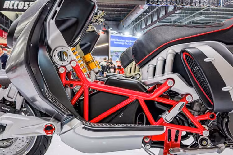 Hệ thống vận hành của xe còn được củng cố bởi ống xả kép Akrapovic đặt song song, mang lại âm thanh và hiệu suất tối ưu. Xe được trang bị bánh hợp kim 13 inch, đi kèm hệ thống phanh đĩa cho cả hai bánh, trong đó phía trước là đĩa kép, tích hợp công nghệ chống bó cứng phanh ABS.