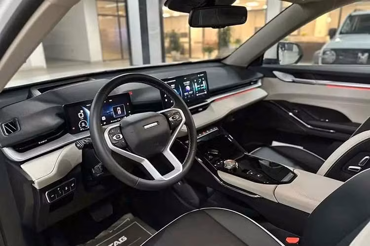 Ngoài động cơ tiết kiệm xăng, Haval H6 còn sở hữu trang bị tiện nghi và an toàn dồi dào. Xe được trang bị hệ thống đèn LED từ trước ra sau, vành hợp kim 19 inch, cốp điện có 4 chế độ đóng/mở, ghế bọc da, bảng đồng hồ kỹ thuật số 10,25 inch, màn hình cảm ứng trung tâm 12,3 inch, màn hình hiển thị thông tin kính lái HUD, sạc điện thoại không dây, hệ thống điều hòa tự động 2 vùng nhiệt độ với chức năng lọc không khí/tạo ion âm và cửa sổ trời toàn cảnh Panorama.