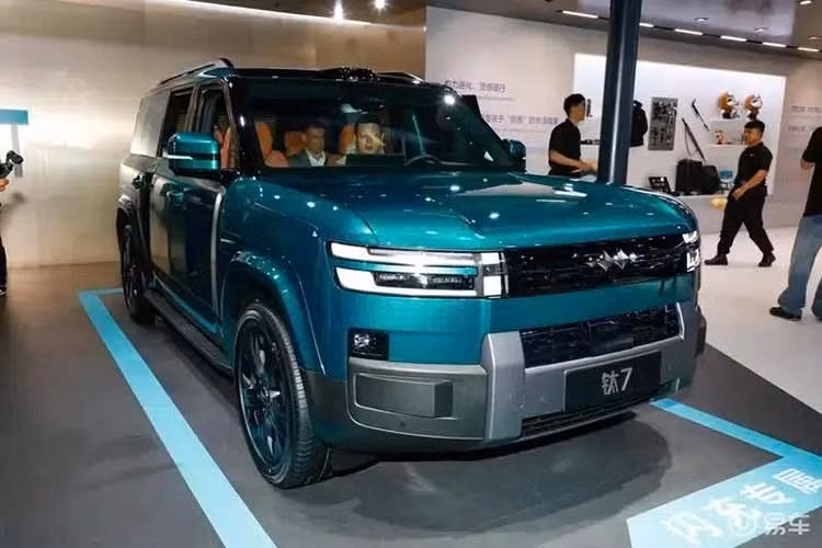 BYD mới đây đã chính thức tung phiên bản thuần điện sạc nhanh của mẫu xe điện Fang Cheng Bao Ti7 tại thị trường Trung Quốc. Trước đó, xe chỉ có phiên bản hybrid sạc điện (PHEV). Ở thị trường quốc tế, mẫu xe này được biết đến dưới cái tên BYD Ti7.