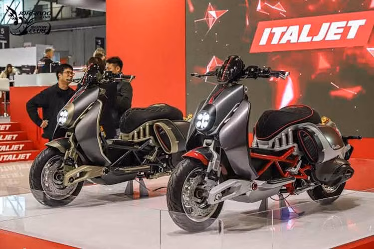 Italjet Roadster 400 Limited Edition sắp về Việt Nam là dòng xe được sản xuất với số lượng giới hạn chỉ 777 chiếc trên toàn thế giới, đánh dấu bước đi tiếp theo của hãng xe Italy trong việc tạo ra những sản phẩm khác biệt về mặt thị giác.