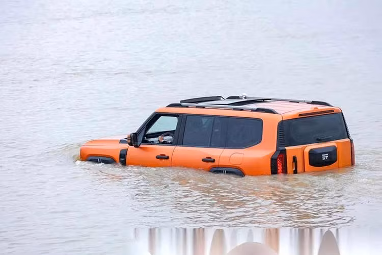 Jetour - một trong những thương hiệu mới của Chery - không chỉ dừng lại ở việc giúp G700 có thể nổi trên nước. Thay vào đó, phiên bản lưỡng cư mang tên Ark Edition còn sử dụng hệ truyền động được chỉnh sửa đặc biệt, biến mẫu SUV này thành phương tiện gần giống thuyền hơn là chỉ đơn giản nổi được trên mặt nước.