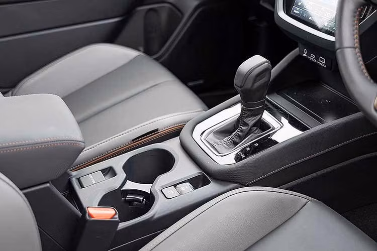 Trang bị ghế trước của xe dạng chỉnh điện 10 hướng tích hợp hỗ trợ lưng, sạc không dây chuẩn Qi, cổng sạc USB Type A/Type C cho cả 2 hàng ghế, cửa sổ trời chỉnh điện chống kẹt/điều chỉnh độ nghiêng, cốp điện tích hợp cảm biến đá chân,...