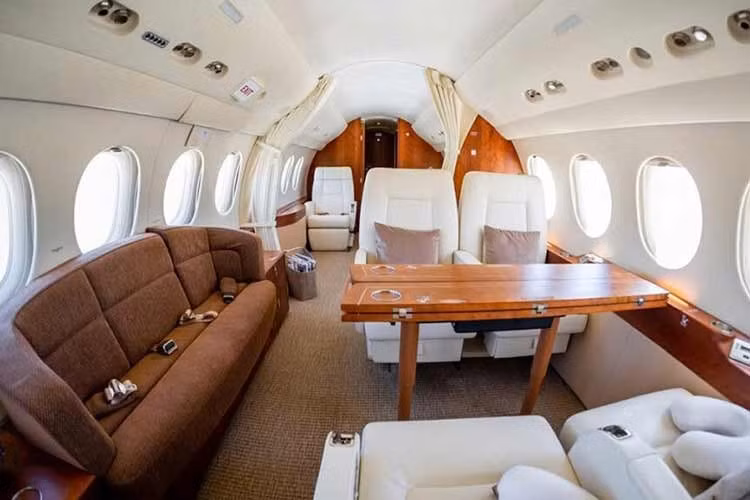Máy bay phản lực Dassault Falcon 900 lần đầu tiên cất cánh vào những năm 1980 và nhanh chóng trở thành lựa chọn hàng đầu cho những người di chuyển bằng máy bay tư nhân. Falcon 900 là phiên bản kế nhiệm của chiếc Falcon 50 nổi tiếng, với không gian rộng rãi hơn, có khả năng chở từ 12 đến 14 hành khách, nhiều hơn từ 4 đến 6 người so với Falcon 50.