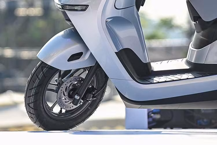 Đáng chú ý, Honda UC3 là mẫu xe đầu tiên của Honda tại khu vực ASEAN sử dụng pin LFP cố định (Lithium sắt phốt phát), đạt chuẩn chống nước IP67 và tiêu chuẩn an toàn UNR136. Pin có dung lượng 3,174 kWh, được đặt cố định dưới sàn xe.
