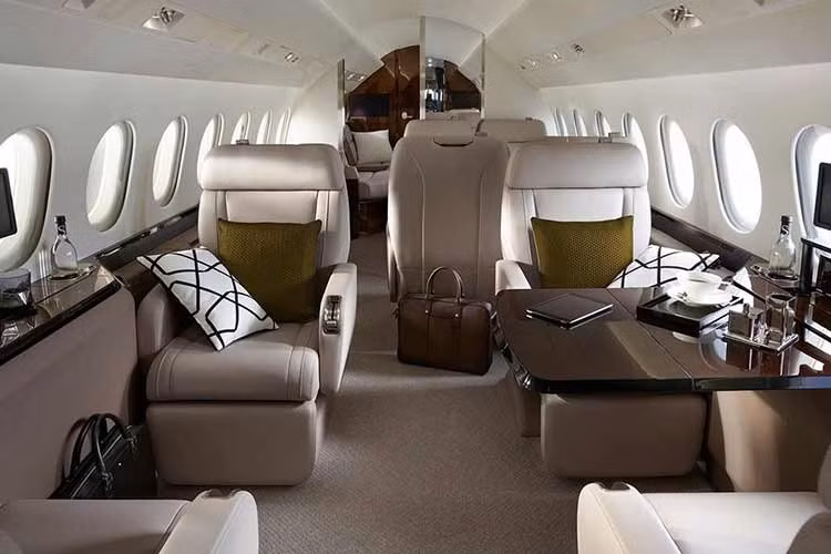 Trong trường hợp cần thiết, máy bay có thể chứa tối đa 19 hành khách, mang lại sự thoải mái cho Taylor Swift và ekip biểu diễn của nữ ca sĩ. Khoang chứa hành lý của Falcon 900 có thể chứa khoảng 18 túi hành lý cỡ trung bình, với tổng không gian nội thất lên tới 1.267 feet khối (khoảng 370 mét khối).