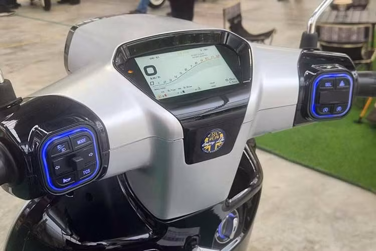 Mẫu xe ga này cũng được trang bị cụm đồng hồ TFT màu hiển thị thông tin vận hành, hỗ trợ kết nối và phản chiếu với điện thoại thông minh. Ngoài ra, xe còn được trang bị chìa khóa thông minh với tính năng khởi động không cần chìa.