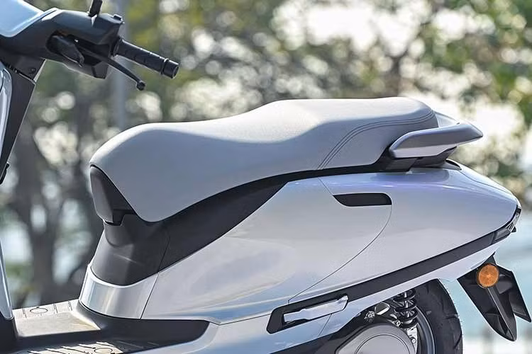 Về sức mạnh, xe sử dụng mô tơ điện tích hợp tại bánh sau do Honda tự phát triển, cho công suất tối đa 6,0 kW, đảm bảo khả năng vận hành ổn định ngay cả trong điều kiện ngập nước. Tốc độ tối đa đạt 80 km/h, trong khi khả năng tăng tốc từ 0–20 m được Honda cho biết tương đương các dòng xe xăng phân khối 160cc.