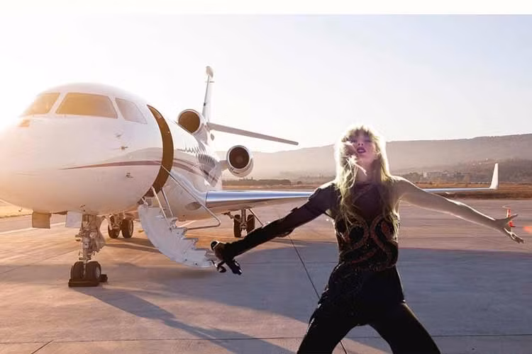 Không chỉ có Falcon 900, Taylor Swift trước đây từng sở hữu một chiếc Dassault Falcon 50. Cô đã bán chiếc máy bay 9 chỗ này vào tháng 3/2020. Toàn bộ số tiền thu được cô gửi cho tổ chức từ thiện. Chiếc Dassault Falcon 900 dường như là "người bạn đồng hành" thân thiết nhất của Swift, khi cô thường xuyên sử dụng nó cho các chuyến đi.