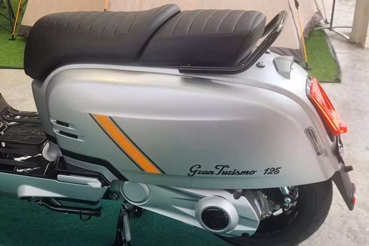 Cả hai phiên bản Royal Alloy Gran Turismo bản 125S và 160S đều sử dụng hộp số vô cấp CVT kết hợp truyền động dây đai, truyền lực tới bánh sau. Xe lăn bánh trên bộ mâm 12 inch, đi kèm lốp kích thước 120/70 cho cả bánh trước và sau.