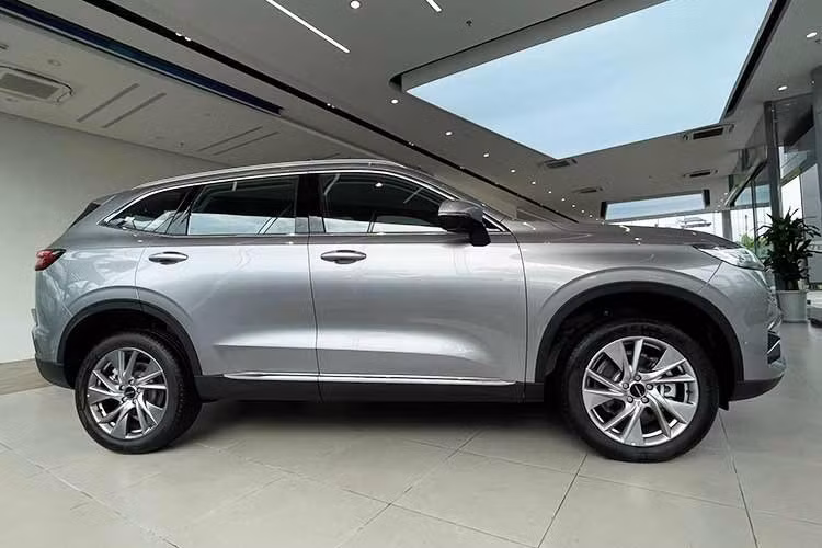 Cụ thể, một đại lý ở khu vực Hà Nội hiện rao bán Haval H6 với giá chỉ 680 triệu đồng. Trong khi đó, đại lý chính hãng khác cũng đưa ra giá bán khoảng 740 triệu đồng cho mẫu SUV cỡ C này. Đây là mức giá thấp nhất của mẫu xe này kể từ khi ra mắt thị trường Việt Nam.