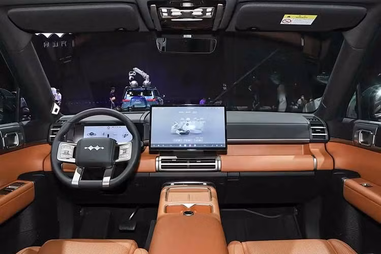 Khoang nội thất của mẫu SUV điện này được áp dụng ngôn ngữ thiết kế “Interstellar Ark”, kết hợp các yếu tố “vuông” và “tròn”. Thiết kế nổi hai tầng tạo cảm giác rộng rãi hơn cho nội thất. Thêm vào đó là sự kết hợp giữa các chi tiết kim loại và chất liệu da.