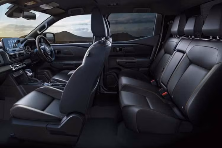 Danh sách trang bị của Mitsubishi Triton Terra đúng với kỳ vọng của một phiên bản cao cấp. Xe sở hữu các trang bị tiêu chuẩn như màn hình thông tin giải trí 9 inch, bảng đồng hồ kỹ thuật số 7 inch, hệ thống âm thanh JBL cao cấp, sạc không dây, camera 360 độ, cảm biến đỗ xe, 7 túi khí và hệ thống hỗ trợ lái nâng cao ADAS đầy đủ.