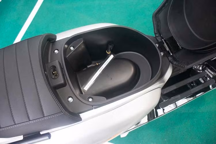 Riêng phiên bản Royal Alloy Gran Turismo bản 125S được bổ sung camera hành trình phía trước và đèn LED định vị ban ngày, tăng thêm tiện ích trong quá trình sử dụng. Gran Turismo 125S sở hữu chiều cao yên ở mức 750 mm, cùng bình xăng dung tích 9 lít.