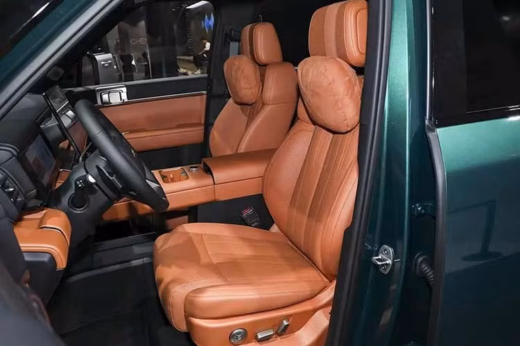 Chưa hết, mẫu xe SUV thuần điện này còn được trang bị cấu trúc ghế “bánh soufflé 4 lớp” êm ái, đi kèm tựa đầu cho cảm giác như mây. Ghế trước có đủ các tính năng sưởi, thông gió và massage. Trong khi đó, lưng ghế sau có thể điều chỉnh điện. Các trang bị khác của xe bao gồm tủ lạnh để hâm nóng/làm mát đồ uống với dung tích 4,5 lít, hệ thống âm thanh 20 loa Devialet, hệ thống tỏa hương chủ động và hệ thống hỗ trợ lái God's EyeB phiên bản laser.