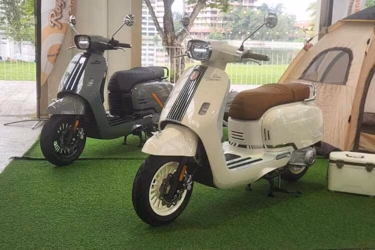 Trong khi đó, bản 160S được trang bị động cơ 158 cc, mạnh hơn với công suất 16,9 mã lực tại 8.500 vòng/phút và mô-men xoắn 13,5 Nm tại 5.500 vòng/phút. Mẫu xe tay ga Royal Alloy Gran Turismo 2026 được bán tại Malaysia với mức tương đương khoảng 56,3 triệu cho bản 125S và 73,5 triệu đồng cho bản 160S.