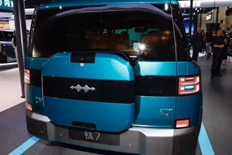 Pin cung cấp phạm vi hoạt động thuần điện theo chuẩn CLTC là 755 km ở bản RWD và 675 km ở bản AWD. Nhờ trang bị pin Blade thế hệ thứ hai cùng công nghệ sạc nhanh, thời gian sạc từ 10% lên 70% chỉ mất 5 phút và từ 10% lên 97% trong 9 phút. Ở nhiệt độ -30°C, thời gian sạc từ 20% lên 97% lâu hơn 3 phút so với điều kiện bình thường.