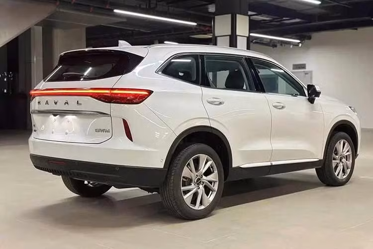 Trang bị an toàn của xe cũng phong phú với hệ thống kiểm soát hành trình thích ứng hỗ trợ lái xe khi tắc đường, cảnh báo phương tiện cắt ngang phía trước, cảnh báo phương tiện cắt ngang phía sau, hỗ trợ giữ làn đường, lùi xe tự động theo đường tiến, cảnh báo va chạm phía trước/sau, phanh tự động khẩn cấp, tránh xe thông minh, phát hiện điểm mù...