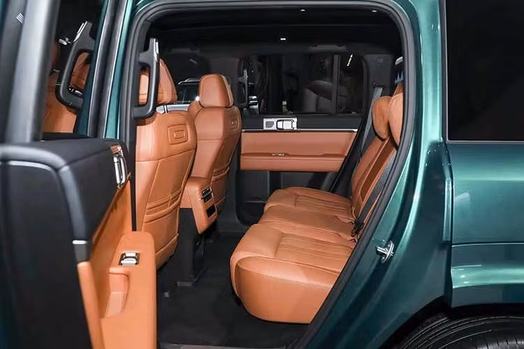 Fang Cheng Bao Ti7 EV cung cấp 2 cấu hình dẫn động, bao gồm cầu sau RWD và 4 bánh toàn thời gian AWD. Trong đó, phiên bản RWD dùng 1 mô-tơ điện có công suất tối đa 300 kW (khoảng 402 mã lực). Phiên bản AWD sở hữu 2 mô-tơ điện với tổng công suất hệ thống đạt 515 kW (690 mã lực), mang đến tốc độ tối đa 240 km/h. Toàn bộ các phiên bản đều sử dụng bộ pin lithium-sắt-photphat có dung lượng 105,8 kWh.