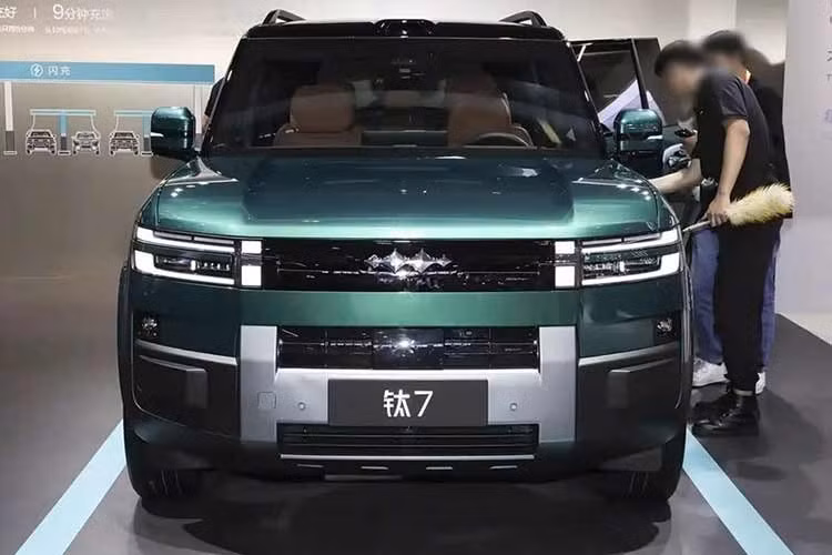 Ở phía sau, Fang Cheng Bao Ti7 EV sử dụng cụm đèn hậu dạng chữ L kép và cửa cốp tích hợp hộp chứa đồ bên ngoài đặc trưng. Hộp chứa đồ này có thiết kế như lốp dự phòng, vừa giữ lại đặc trưng của xe off-road vừa tăng sự tiện lợi cho người dùng.