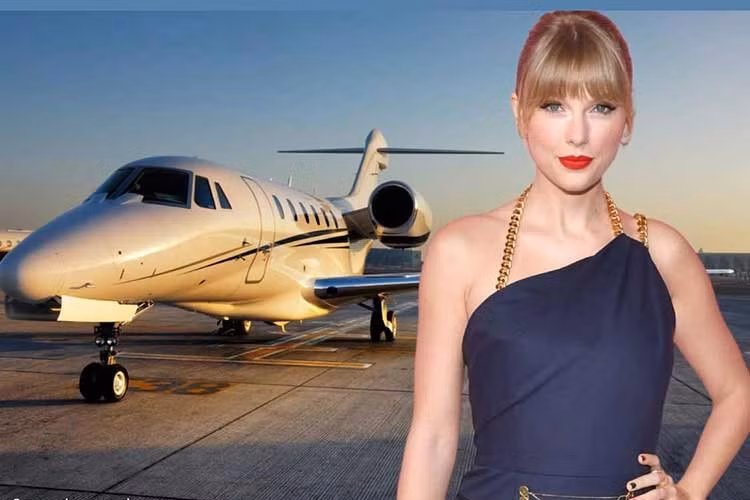 Mặc dù đã bán chiếc Dassault Falcon 900 của mình vào năm 2024, Swift vẫn sở hữu một chiếc Dassault Falcon 7X làm máy bay riêng. Đây trở thành phương tiện di chuyển chính của cô và được sử dụng rất nhiều trong suốt chuyến lưu diễn Eras Tour.