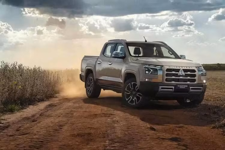 Về ngoại hình, mẫu xe bán tải Mitsubishi Triton Terra sở hữu cách phối màu riêng cùng nhiều chi tiết bóng bẩy. Khu vực đầu xe với thiết kế Dynamic Shield, logo Mitsubishi, ốp gương chiếu hậu, tay nắm cửa và biểu tượng 4x4 đều được mạ crôm sáng bóng. Trong khi đó, tấm ốp gầm và giá nóc lại được sơn màu bạc.