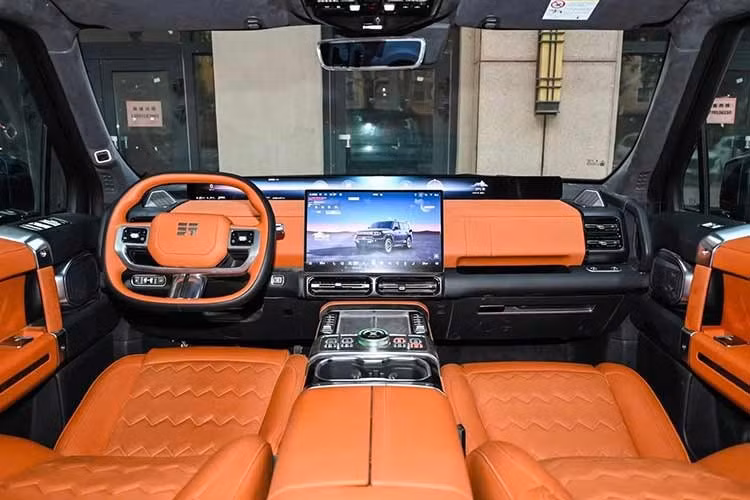 Hình ảnh chiếc SUV cỡ lớn băng qua hồ nước là màn trình diễn rất ấn tượng, đồng thời cho thấy các hãng xe Trung Quốc đang đẩy giới hạn công nghệ xa đến mức nào. Tuy nhiên, Jetour cho biết khả năng lội nước của G700 chủ yếu được phát triển cho các tình huống khẩn cấp như vượt vùng ngập lụt. Dù vậy, sẽ không bất ngờ nếu các chủ xe vẫn đưa chiếc Jetour G700 của mình xuống nước đơn giản chỉ để trải nghiệm.