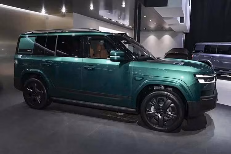 Về ngoại hình Fang Cheng Bao Ti7 EV 2026 vẫn giữ nguyên thiết kế tổng thể của phiên bản PHEV, tiếp tục theo đuổi ngôn ngữ tạo hình vuông vức theo phong cách mạnh mẽ và cứng cáp. Phần đầu xe đi kèm cụm đèn có thiết kế hai tầng, kết hợp với cản trước dạng xuyên suốt.