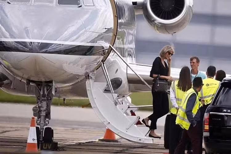 Ngoài số hiệu máy bay, chiếc Falcon 900 còn được sơn số 13 ở bên hông, một con số mang nhiều ý nghĩa đặc biệt đối với Swift. Trái ngược với những quan niệm mê tín thông thường, cô coi số 13 là may mắn. Cô từng biểu diễn với số 13 vẽ trên tay, sinh vào thứ Sáu ngày 13 và tròn 13 tuổi cũng vào thứ Sáu ngày 13. Đặc biệt, album đầu tiên của cô đạt chứng nhận vàng chỉ sau 13 tuần. Công ty quản lý của cô cũng mang tên 13 Management.