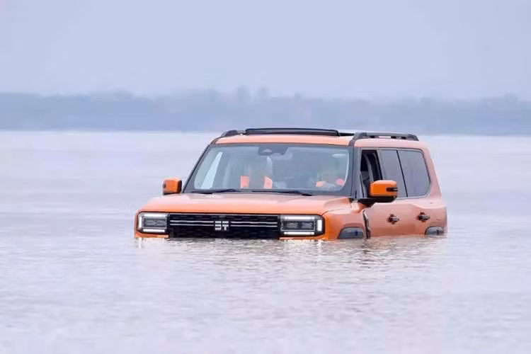Cách đây 2 năm, thương hiệu YangWang của BYD từng thu hút nhiều sự chú ý khi trình diễn khả năng nổi trên mặt nước như một chiếc tàu giải trí của mẫu SUV hạng sang U8. Giờ đây, thương hiệu Jetour của Tập đoàn Chery cho thấy mẫu G700 mới cũng có thể làm điều tương tự, thậm chí theo cách còn ấn tượng hơn.
