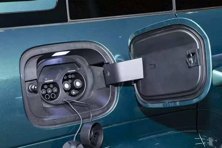 Fang Cheng Bao Ti7 EV 2026 mới của nhà BYD sở hữu kích thước dài x rộng x cao lần lượt 4.999 x 1.995 x 1.865 mm và chiều dài cơ sở 2.920 mm. Góc tiếp cận và góc thoát lần lượt là 24 độ và 25 độ.