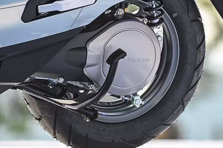 Nhờ hệ thống phanh tái sinh, xe có thể đạt quãng đường di chuyển khoảng 120 km cho mỗi lần sạc theo tiêu chuẩn WMTC. Về an toàn và tiện ích, Honda UC3 được trang bị phanh kết hợp CBS, ba chế độ lái (Tiêu chuẩn, Thể thao, Tiết kiệm) cùng chế độ hỗ trợ lùi, giúp người dùng linh hoạt hơn trong không gian hẹp.
