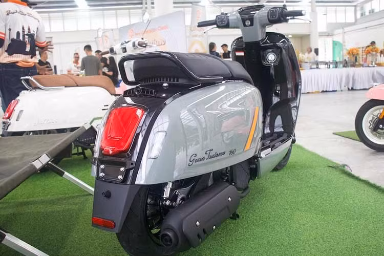 Xe có giảm xóc ống lồng trước cùng giảm xóc lò xo đôi phía sau cho khả năng vận hành ổn định. Điểm nổi bật nhất là cặp vành đúc đẹp mắt, tạo điểm nhấn nổi bật cho xe.
