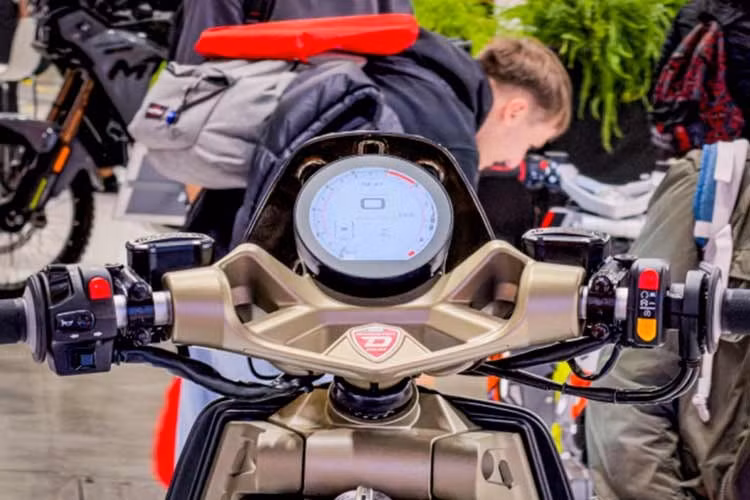 Điểm nhấn lớn nhất trên Italjet Roadster 400 là bộ khung thép ống được thiết kế lộ hoàn toàn ra bên ngoài, kết hợp với hai bên hông mô phỏng họng nạp gió của động cơ phản lực. Toàn bộ hệ thống chiếu sáng trên xe đều ứng dụng công nghệ LED hiện đại.